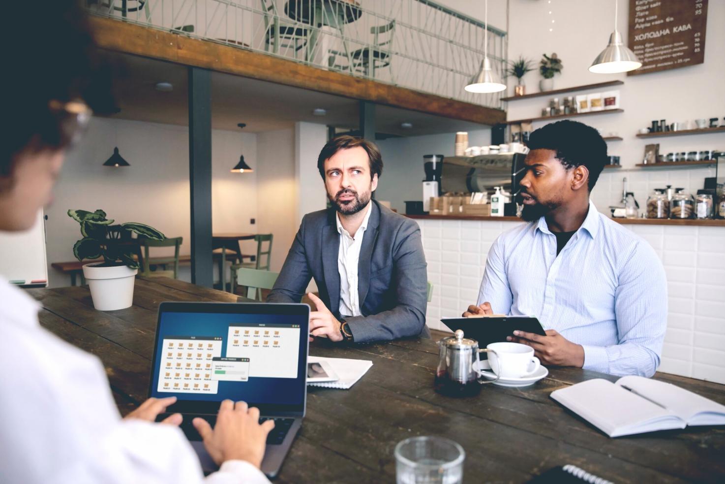 Equipo de novalixetra trabajando en estrategias de colaboración empresarial